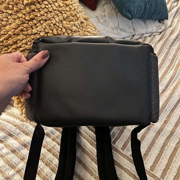 USA Gear Portable Camera Backpack for DSLR with customizable accessory dividers - Picture 6 of 6